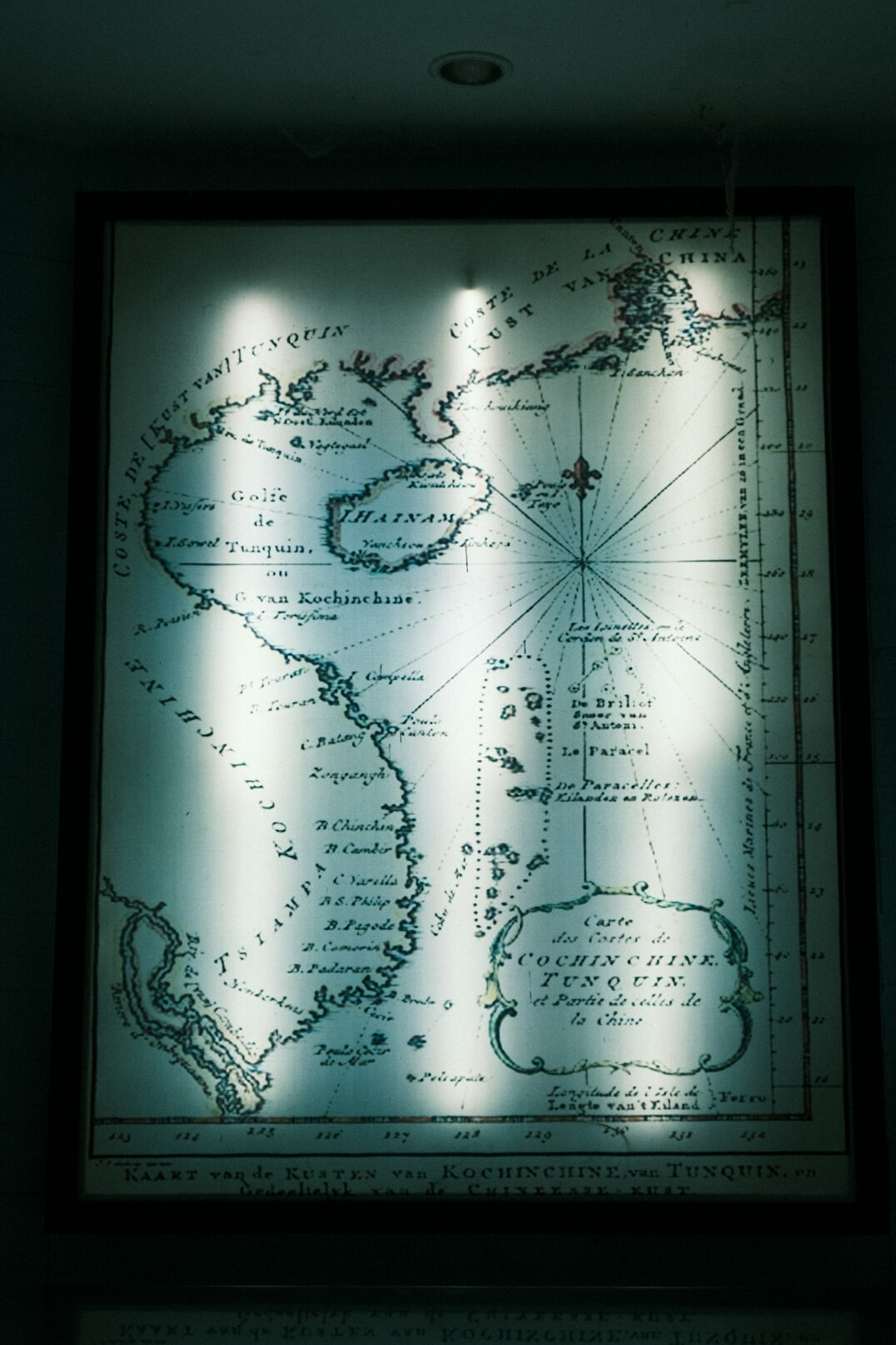 Redação independente com mapas e notas na parede
